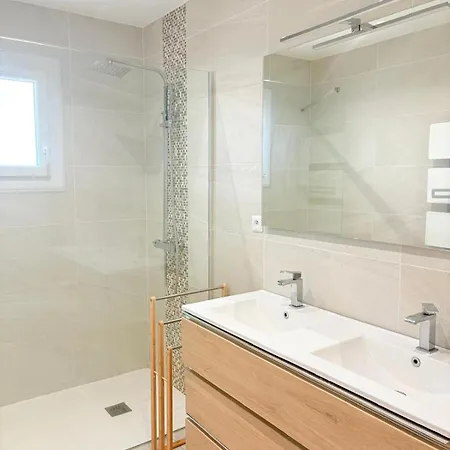 Ecrin Moderne Face A La Villa *