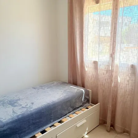 Ecrin Moderne Face A La سان سيبريان