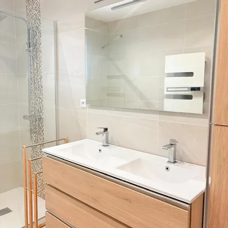 Ecrin Moderne Face A La * سان سيبريان